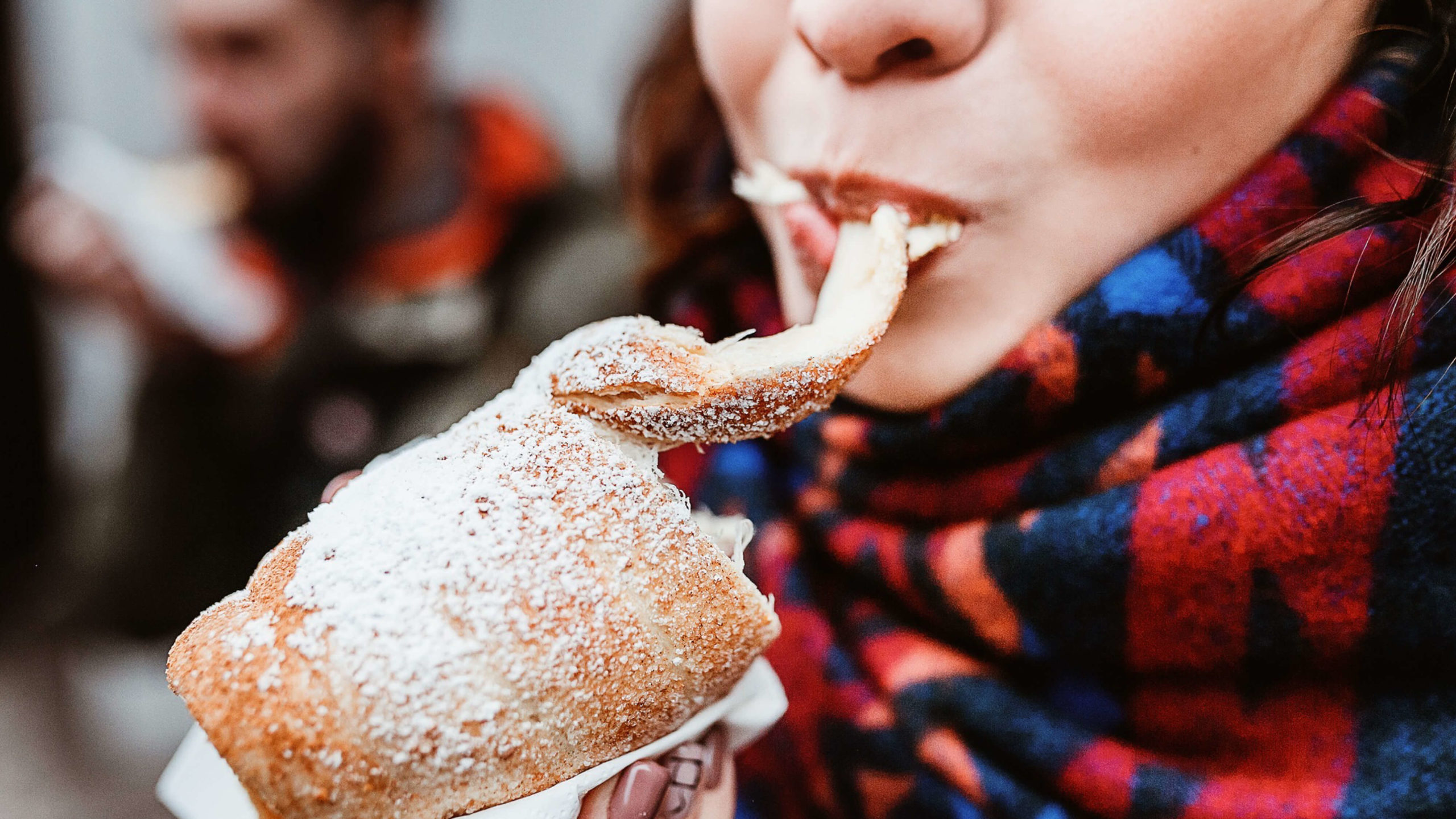 Una chica come un bocadillo de queso