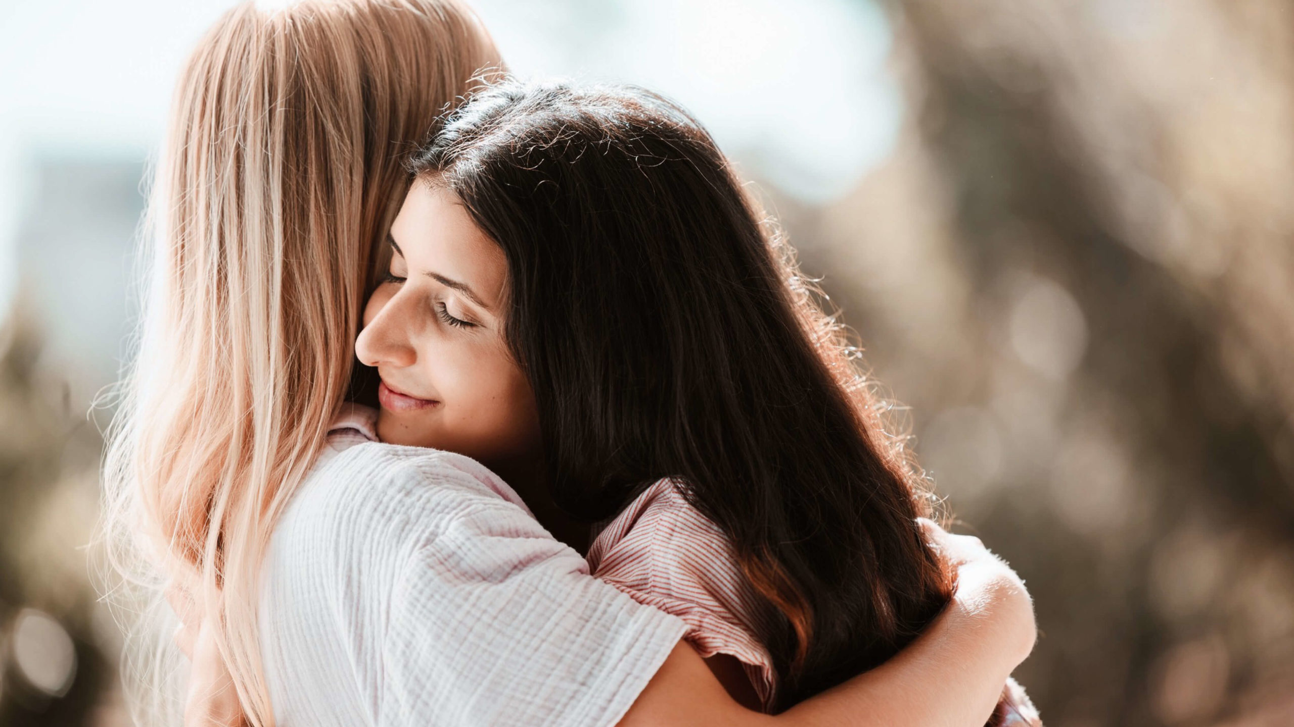 abrazo entre dos amigas